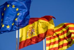 Drapeaux européen, espagnol, catalan