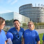 Quatre Jeunes Européens avec en t-shirt devant le Parlement