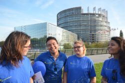 Quatre Jeunes Européens avec en t-shirt devant le Parlement