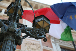 Drapeaux italien et européen - actualité européenne